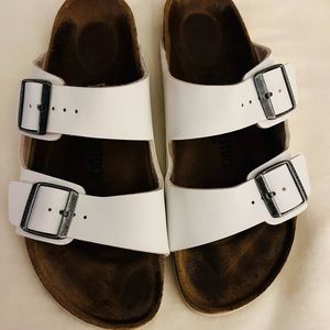 The Arizona by Birkenstock. Two-strap design. Size 42. White Birko-flor.